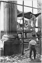 Portique du Grand Palais - Mise au point d'une statue.1900年博 グラン・パレの柱廊玄関 － 彫像の仕上げ
