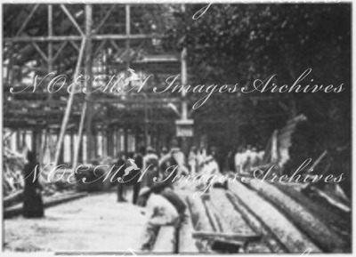 Les visiteurs du <<Vieux Paris>>.- La promenade des <<Ingénieurs civils>>.1900年博 「古いパリ」を訪れる人々 － 「民間エンジニアたち」の散歩
