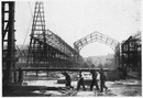 Au Champ-de-Mars.- Charpentiers apportant des pièces de l'échafaudage du Palais de l'électricité.1900年博 シャン・ド・マルス会場 － 電気館建設用足場の部分を運ぶ大工たち