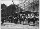 Les ouvriers de l'Exposition.- Transport et enlevage d'un fragment de ferme (Palais des Champs Elysées).1900年博 博覧会場の作業員たち － 小屋組みの建材部分の運搬と運び上げ