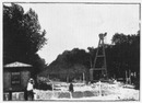 Sonnette pour le bourrage du sol.1900年博 地面埋め立てのための杭打ち機