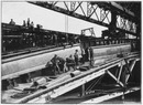 Le pont Aléxandre III.- 2.La pose des derniers voussoirs.1900年博 アレクサンドル3世橋 － 2.最後に残った迫石（せりいし）の設置