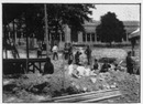 Terrasiers aplanissant le sol la veille de la cérémonie.1900年博 セレモニーの前日に会場の土ならし