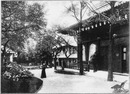 "Le Japon.- Vue générale du jardin et des édifices, prise de l'entrée." 1900年博 日本館 － 入口から見た庭園の眺めと、建物