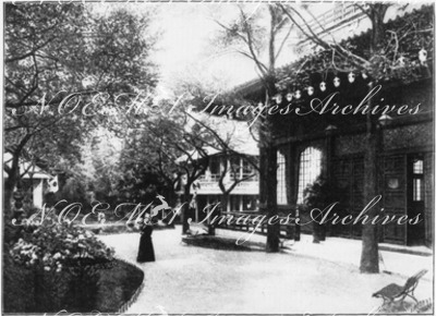 "Le Japon.- Vue générale du jardin et des édifices, prise de l'entrée." 1900年博 日本館 － 入口から見た庭園の眺めと、建物