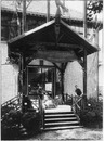 La Nouvelle-Caledonie.Entrée du pavillon.1900年博 ニューカレドニア館 － 入口