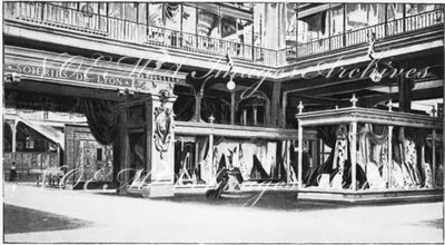"Le Palais des fils, tissus et vêtements.- La soierie.(Sections françaises.)" 1900年博 糸と布と服の展示館 － 絹製品 （フランスコーナー）
