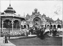 Parc du Champ-de-Mars.- Un des kiosques de musique devant le chateau-d'eau monumental.1900年博 シャン・ド・マルス会場 － 記念大噴水前の野外音楽堂