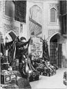 "La grande salle du Palais de l'Asie Russe.- Mobilier, costumes, objets domestiques, étoffes etc., des populations de l'Asie centrale." 1900年博 アジア・ロシア館の大展示室 － 中央アジア人の家具、衣装、室内雑貨、布地など