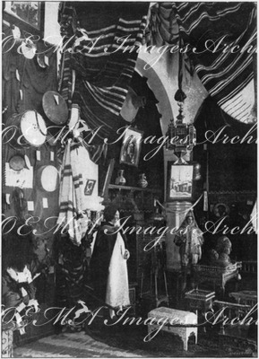 "L'Exposition tunisienne.- Meubles, étoffes, costumes , objets divers modernes." 1900年博 チュニジア館 － 家具、布地、衣装、その他の近代的道具など