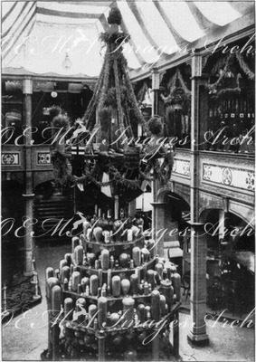 Le Canada et son exposition.- Salle de rez-de-chaussée et galeries hautes.1900年博 カナダ館と、その展示 － 1階の展示室と、その上のギャラリー