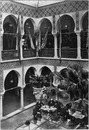 Le Palais de l'Algérie.- Les membres du Jury procedant à la dégustation des vins dans le grand patio.1900年博 アルジェリア館 － 大パティオ（中庭）でワインの試飲をする審査員たち