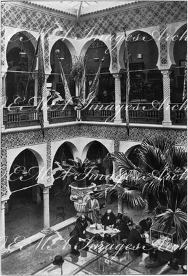 Le Palais de l'Algérie.- Les membres du Jury procedant à la dégustation des vins dans le grand patio.1900年博 アルジェリア館 － 大パティオ（中庭）でワインの試飲をする審査員たち