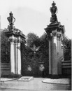 "Aux Champs-Elysées.- La porte de la grille monumentale, exécutée pour l'Empereur de Russie." 1900年博 シャン＝ゼリゼ会場 － ロシア皇帝のために建造された記念柵の門