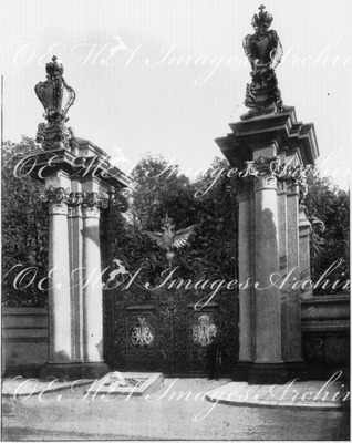 "Aux Champs-Elysées.- La porte de la grille monumentale, exécutée pour l'Empereur de Russie." 1900年博 シャン＝ゼリゼ会場 － ロシア皇帝のために建造された記念柵の門
