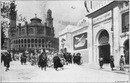 Au Trocadéro.- Le cortège arabe passant devant le Stéréorama mouvant.1900年博 トロカデロ会場にて － 動く立体画（ステレオラマ）館の前を通るアラブの行列