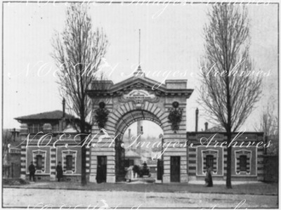 "La société française des munitions de tir, de chasse et de guerre.- Entrée de l'usine des Moulineaux." 1900年博 フランス国立射撃・狩猟・戦争補給品協会 － ムリノー工場の入口