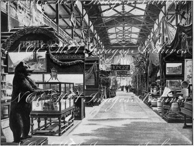 La chasse et ses produits.- La galerie basse des sections étrangères.1900年博 狩猟とその収穫物による製品 － 外国コーナーの地上階展示ギャラリー