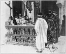 Devant un bazar tunisien.1900年博 チュニジアのバザール前で
