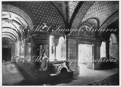 Les collections du Pavillon de la Hongrie.- Décoration des galeries du cloître.1900年博 ハンガリー館のコレクション － 柱廊ギャラリーの装飾