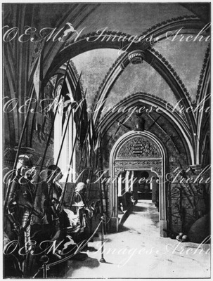 Les collections du Pavillon de la Hongrie.- La salle des chevaliers.(Entrée latérale.) 1900年博 ハンガリー館のコレクション － 騎士たちの間（側面入り口）