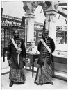 Le Palais des Indes anglaises.- Gardiens de l'Exposition de Ceylan.1900年博 英国領インド館 － セイロンコーナーの守衛たち