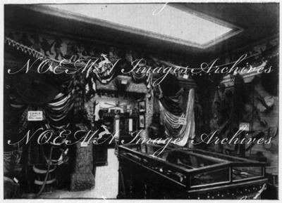 Le Dahomey.- Le fond de la grande salle.1900年博 ダオメー館にて － 大展示場の奥