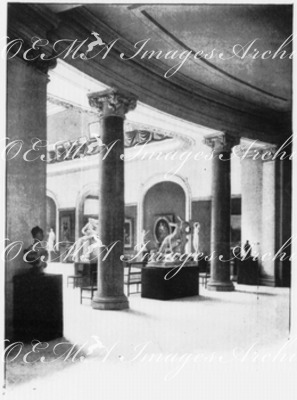 L'Exposition décennale au Grand Palais.Entrée des galeries latérales (avenue d'Antin).1900年博 グラン・パレで開催されたデセンナーレ展覧会 側廊の入り口（ダンタン大通り側）