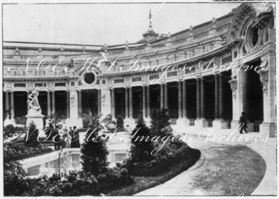 Le Petit Palais.- Parterres et bassins dans le jardin intérieur.1900年博 プチ・パレ － 中庭の花壇と池