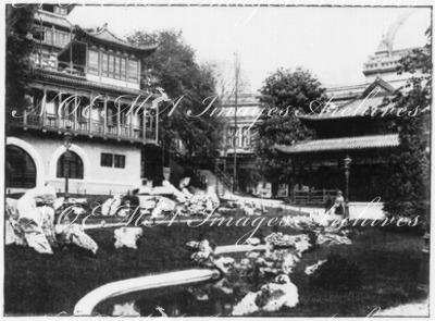 Au Trocadéro.- Le jardin de l'Exposition chinoise.1900年博 トロカデロ会場にて － 中国館の庭園