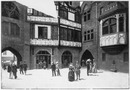 Au Vieux Paris.- Le cabaret de la <<Pomme de Pin>>.1900年博 「古いパリ」 － キャバレー「まつぼっくり」