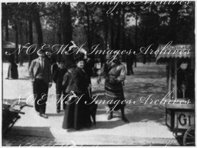 Autour de l'Exposition.- Un marchand de coco exotique.1900年博 博覧会をめぐる風景 － エキゾチックなココナツ売り