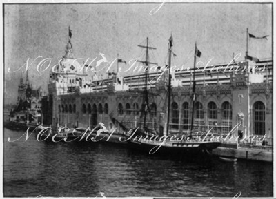 "Au mouillage, devant le Palais des Armées de Terre et de Mer." 1900年博 陸海軍館前の停泊