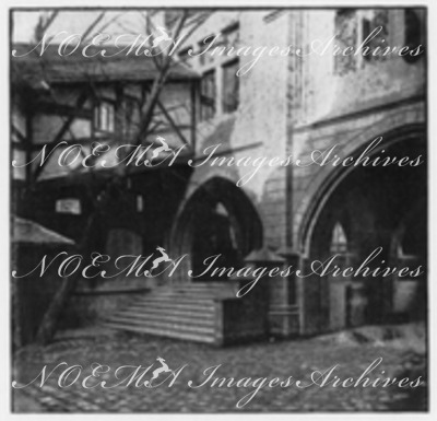 Débouche à la paterne d'entrée sur la rue des Remparts.1900年博 「城壁」通りにある出入り口