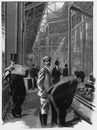 On va ouvrir ...- Le rangement des vitrines.1900年博 「さあ開幕だ」 － ウィンドーのディスプレイ