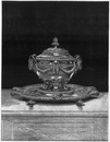 Exposition rétrospective. - Soupière Louis XVI en argent appartenant a M. H. Ephrussi. 回顧展 H・エフリュシ氏所蔵のルイ16世様式の銀製スープ鉢