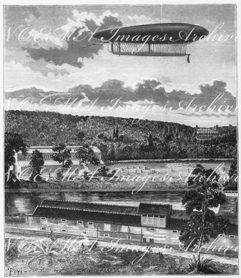 "Le nouvel aérostat dirigeable de MM. Renard et Krebs, exposé à l'Esplanade des Invalides." アンヴァリッド会場に展示されたルナール・エ・クレブス社製新型飛行船