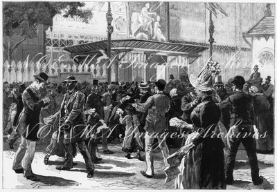 Les abords de l'Exposition : Les vendeurs de tickets à la porte Tourville (Palais des Machines). 会場付近 トゥールヴィル門入場口で入場券を売る人々 機械館の前