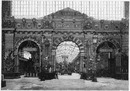 Vue de l'une des portes de l'Exposition métallurgique. 製鉄業展示場入り口のひとつ