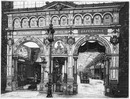 "Entrée de la Section de l'Orfèvrerie, dans la Galerie Centrale." 中央展示館 金銀細工製品コーナーの入り口