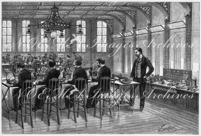 "Le pavillon des postes et télégrphes à l'exposition universelle. : Fig. 2. - Un poste du télégraphe multiple Baudot, au bureau central des télégraphes de la rue de Grenelle, à Paris." 郵便・電報局館 図2. パリ グルネル通りの本社にあるボードー型手動式電報送受信機
