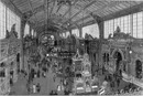 "L'Exposition de Paris. - Supplément au N° 39.  La grande galerie centrale, dite galerie de trente mètres, au palais du Champ de Mars." パリ万博 付録 39.  シャン・ド・マルス会場 通称30メートル・ギャラリーの中央大展示室