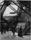 La Tour Eiffel : Ascenseur de la première plate-forme. エッフェル塔 2階プラットフォームのエレベーター