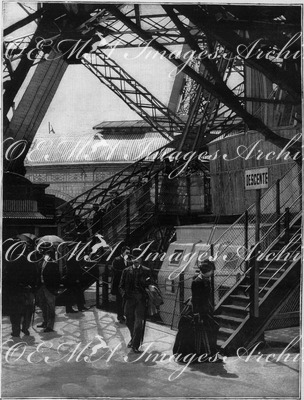 La Tour Eiffel : Ascenseur de la première plate-forme. エッフェル塔 2階プラットフォームのエレベーター