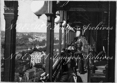 La Tour Eiffel : Terrasse de la première plate-forme. エッフェル塔 2階プラットフォームのバルコニー