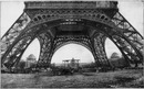 Les travaux du champ de Mars à travers les arceaux de la tour Eiffel. エッフェル塔のアーチ部から覗いたシャン・ド・マルス会場の建設工事