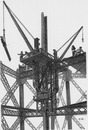 Les grues de montage de la tour au dela du 2e étage. エッフェル塔の3階部分を組み立てるクレーン