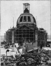 La porte principale et le dôme central en construction. 建設中の正門と中央ドーム