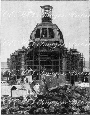 La porte principale et le dôme central en construction. 建設中の正門と中央ドーム