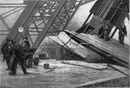 La tour Eiffel. - Appareil hydraulique servant à soulever la Tour pendant sa construction. エッフェル塔 建設期間中塔を持ち上げておくための油圧機械